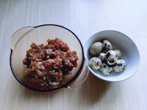 准备好鹌鹑蛋。