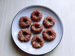 再用手指扎出洞洞眼。如图