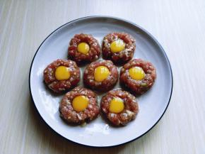 再把鹌鹑蛋打入洞洞眼中。