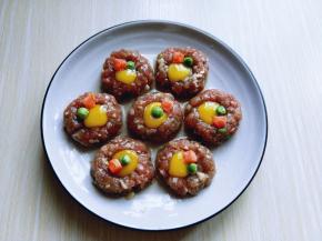 再放入胡萝卜丁，豌豆。