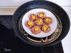 放入蒸锅中，隔水蒸，大火烧开后转小火12分钟即可。