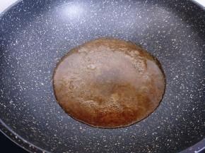 把汤汁倒入锅中，滴几滴生抽，之后用淀粉勾芡，浓稠后关火。