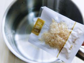 取一小袋金燕耳放入锅中，加入300ml纯净水。