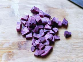紫薯去皮切丁。