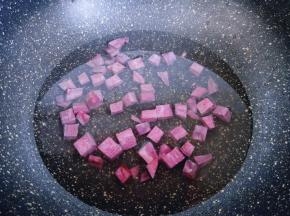 锅中加入清水烧开，将切好的紫薯丁入锅，再次烧开煮约6分钟。