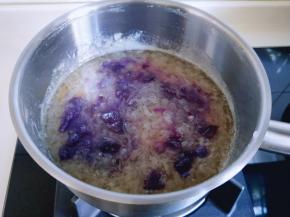 这时金燕耳也好了呦，将煮好的紫薯放入锅中，再次烧开关火。