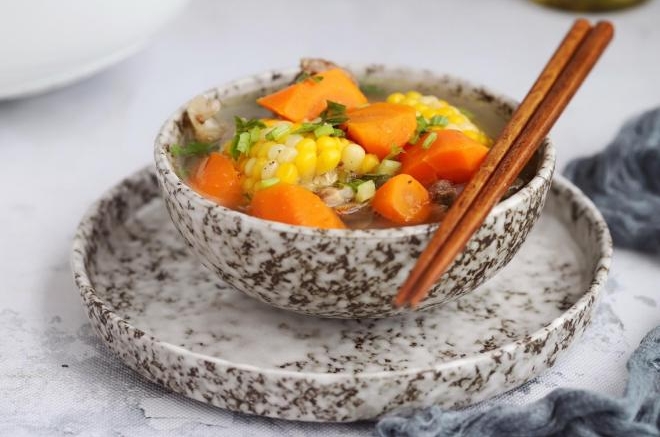 胡萝卜玉米排骨汤