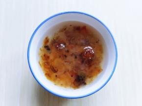 首先处理桃胶，一定要提前泡。（我泡了一夜）