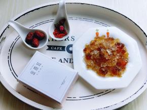 准备好所有食材，玫瑰花茶与枸杞用开水泡上。