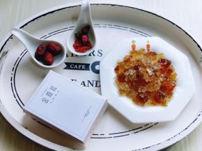 准备好所有食材，玫瑰花茶与枸杞用开水泡上。