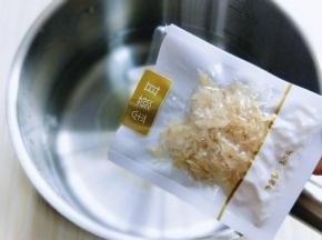 将金燕耳放入锅中，加入350ml纯净水。