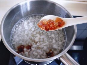 加入桃胶，红枣，大火烧开，转小火慢炖30分钟。