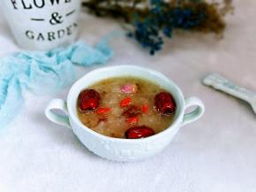 盛出装入碗中，加入泡好的枸杞与玫瑰花。