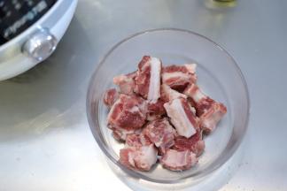 排骨洗净，砍成小段