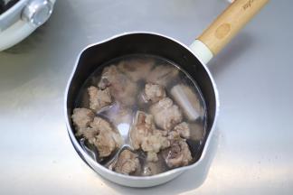 大火烧开，放入排骨，走下飞水，煮三四分钟后捞起