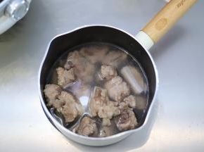 大火烧开，放入排骨，走下飞水，煮三四分钟后捞起