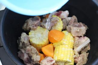 加入莫过材料的清水，喜欢多点汤汁可以放多一点