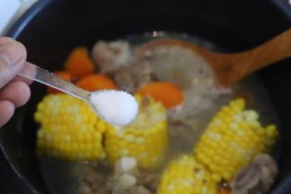 当提示音响，代表食物已经烹饪完毕，打开锅盖，放入适量的盐和鸡精调味