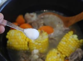 当提示音响，代表食物已经烹饪完毕，打开锅盖，放入适量的盐和鸡精调味