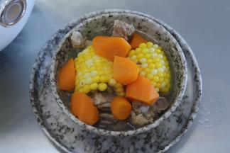 装盘，放入芹菜碎