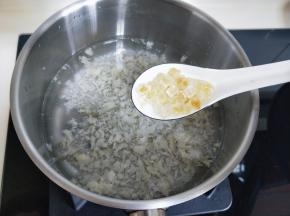 加入冰糖。（量根据个人喜欢）