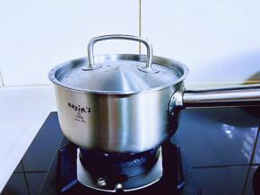 盖上盖子烧开，转小火20分钟。