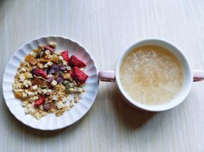 20分钟后关火，将煮好的金燕耳倒入碗中，准备好麦片。