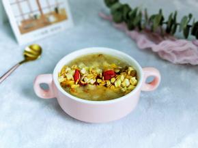 将即食麦片倒入金燕耳中。