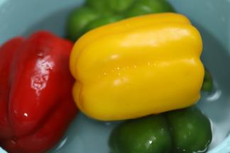 彩椒洗净，切成条状