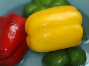 彩椒洗净，切成条状