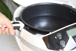 炒菜机内胆洗净，放入锅内