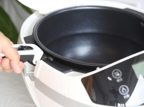 炒菜机内胆洗净，放入锅内