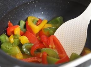 用炒菜机配置的锅铲，铲出烹饪好的彩椒