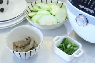 鲜虾洗净去皮，留尾，丝瓜去皮切片，葱切小条状，辣椒切细条