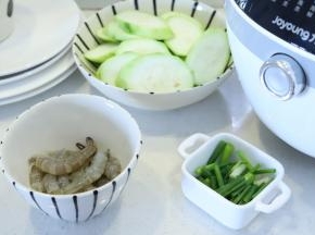 鲜虾洗净去皮，留尾，丝瓜去皮切片，葱切小条状，辣椒切细条