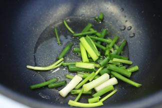 放入葱段
