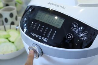 炒菜锅设置模式：炒菜，对应下面选项蔬菜，口感选择DIV，时间设置为1分30秒，启动爆香葱段