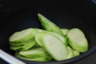 放入切片的丝瓜