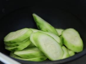 放入切片的丝瓜