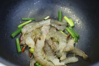 放入处理好的鲜虾