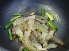 放入处理好的鲜虾