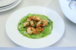 做好的鲜虾盛出放在丝瓜上面