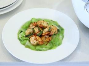 做好的鲜虾盛出放在丝瓜上面