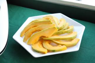 小南瓜洗净去皮，切成薄片