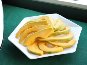 小南瓜洗净去皮，切成薄片