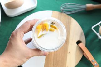 料理机内倒入牛奶、南瓜、砂糖和盐，打成浓汁（糖量按自己口味放）