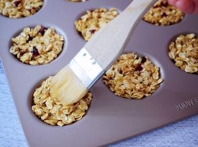 燕麦饼表面刷蛋液