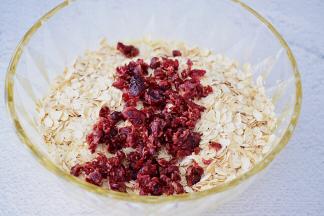 加入即食燕麦片和蔓越莓干