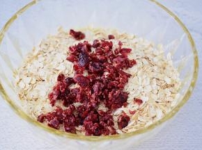 加入即食燕麦片和蔓越莓干