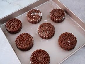 再倒扣按压在烤盘上